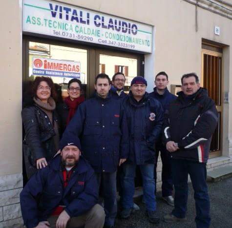 Lo staff di Vitali Claudio davanti alla sede di Jesi
